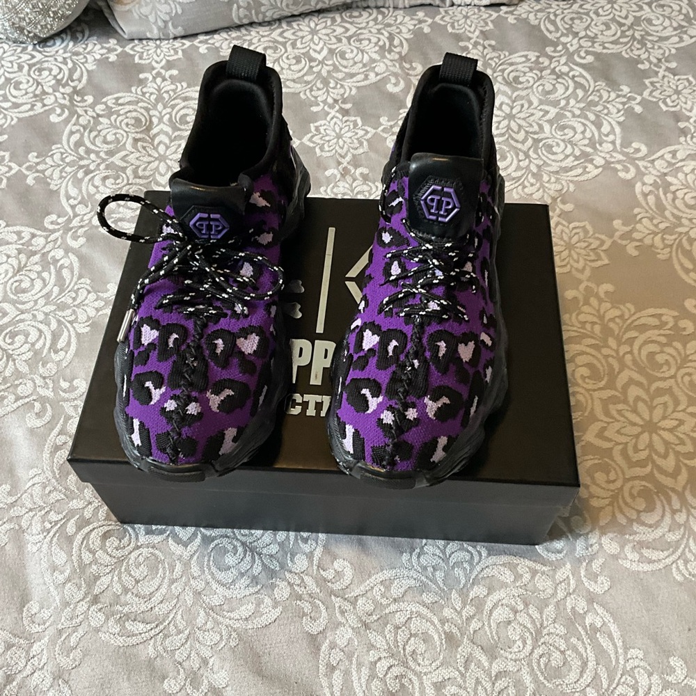 Ladies runner tennis shoes